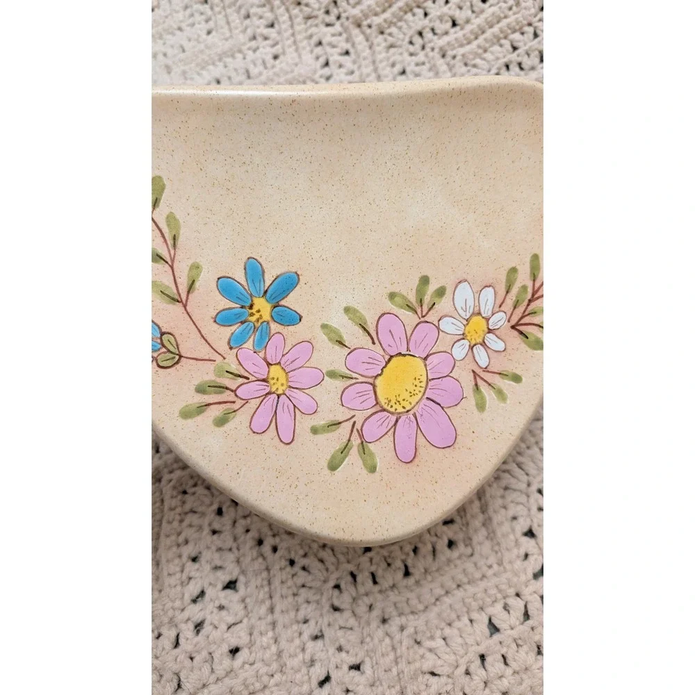 Vintage Ceramic Wall Pocket Hand Painted Floral Crescent Vase Speckled‎ Cream